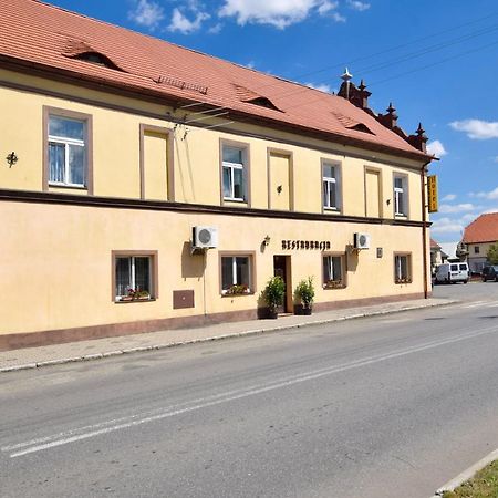 Hotel Stary Ratusz Kostomloty Buitenkant foto