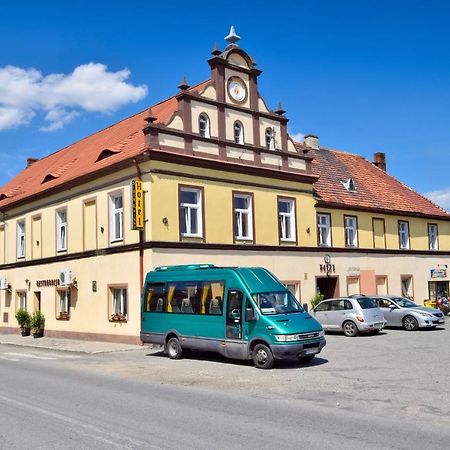 Hotel Stary Ratusz Kostomloty Buitenkant foto