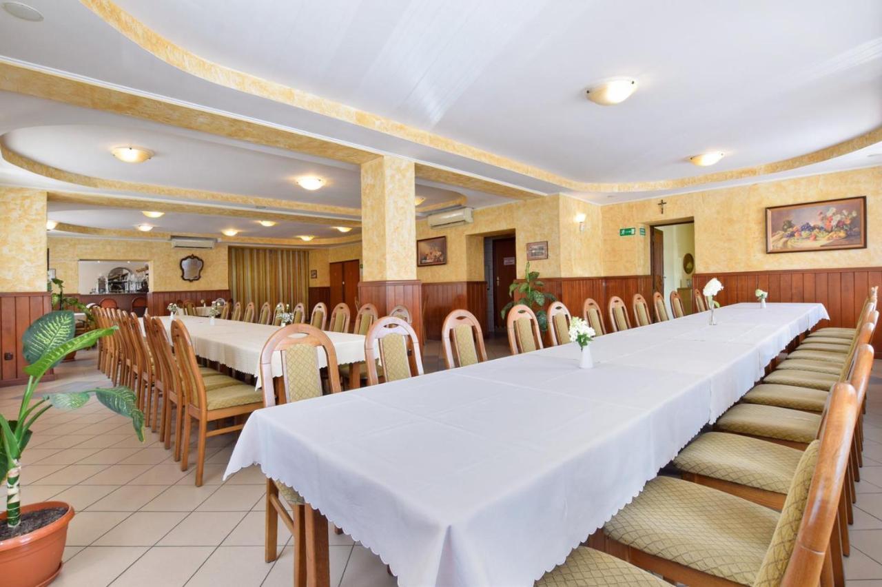 Hotel Stary Ratusz Kostomloty Buitenkant foto