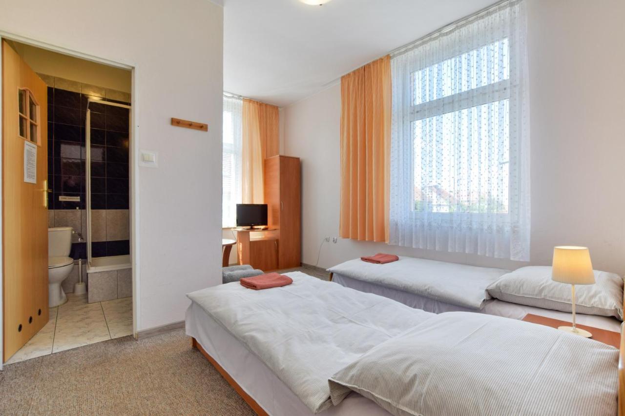 Hotel Stary Ratusz Kostomloty Buitenkant foto