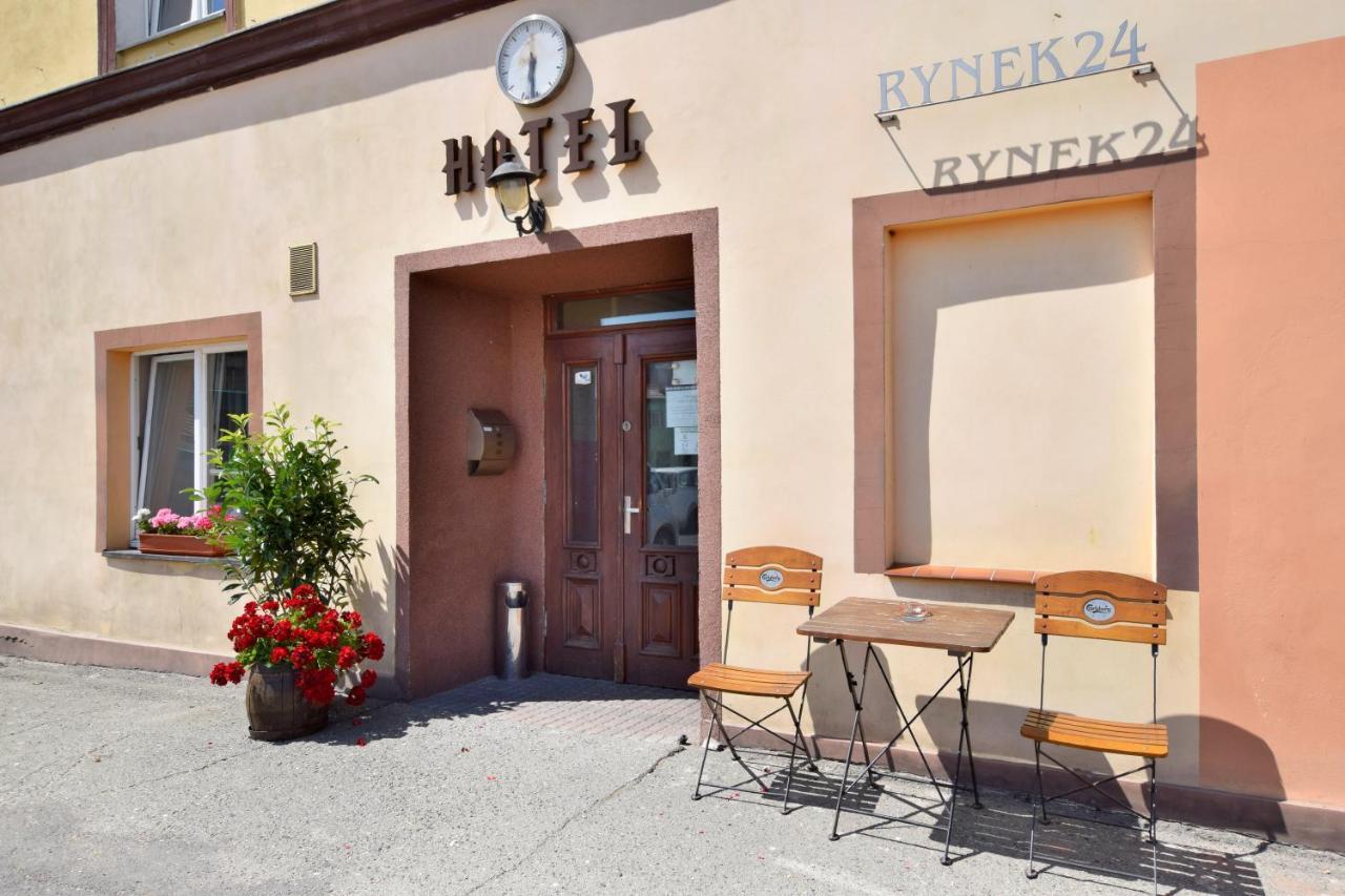 Hotel Stary Ratusz Kostomloty Buitenkant foto