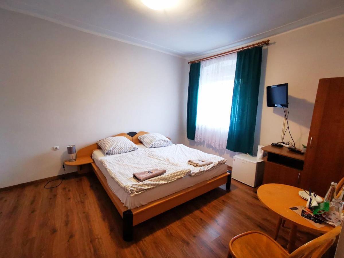 Hotel Stary Ratusz Kostomloty Buitenkant foto